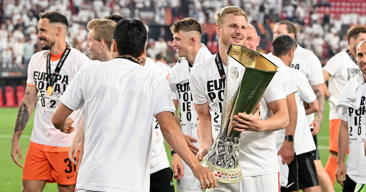 Für seine sportliche Erfolge (hier mit dem Europapokal) wird Martin Hinteregger in Frankfurt verehrt. Doch die Vereinsführung verliert zunehmend die Geduld mit dem Abwehrspieler. (Bild: IMAGO / Jan Huebner)