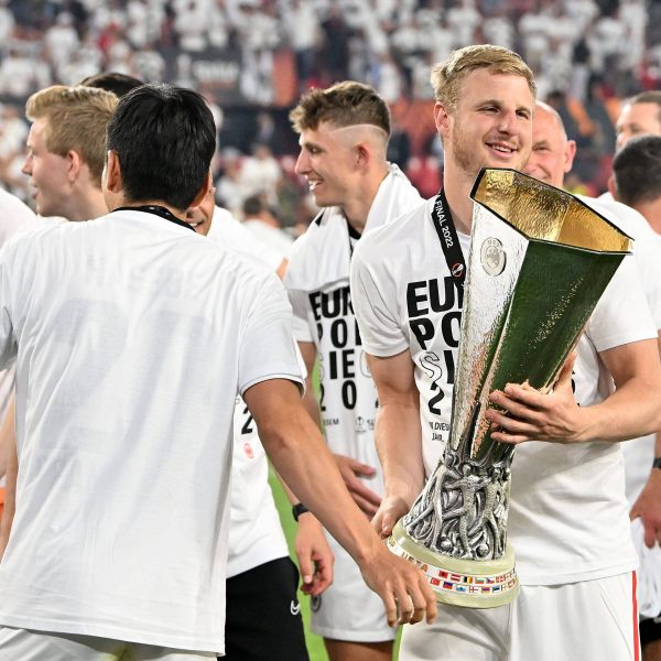  Für seine sportliche Erfolge (hier mit dem Europapokal) wird Martin Hinteregger in Frankfurt verehrt. Doch die Vereinsführung verliert zunehmend die Geduld mit dem Abwehrspieler. (Bild: IMAGO / Jan Huebner)