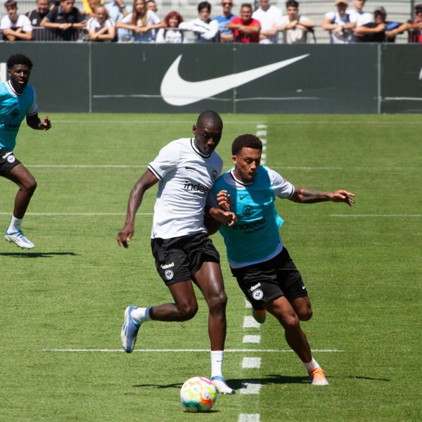  Tuta (rechts) im Zweikampf mit Randal Kolo Muani. (Bild: Frederic Schneider/SGE4EVER.de)