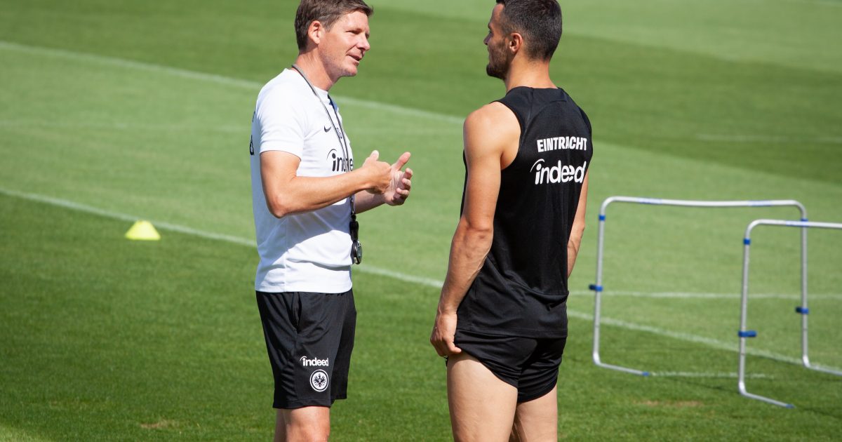  Glasner im Gespräch mit Filip Kostic vor dem Training am 29. Juli. (Bild: Frederic Schneider/SGE4EVER.de)