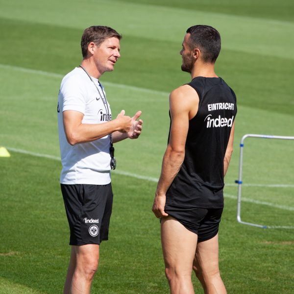  Glasner im Gespräch mit Filip Kostic vor dem Training am 29. Juli. (Bild: Frederic Schneider/SGE4EVER.de)