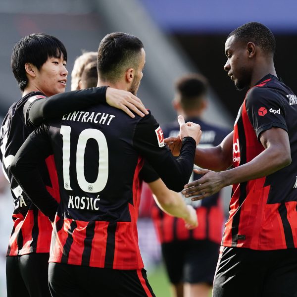  Sie galten lange als Verkaufskandidaten, sollen aber jetzt allesamt gehalten werden: Kamada, Kostic und N'Dicka. (Bild: IMAGO / Poolfoto)