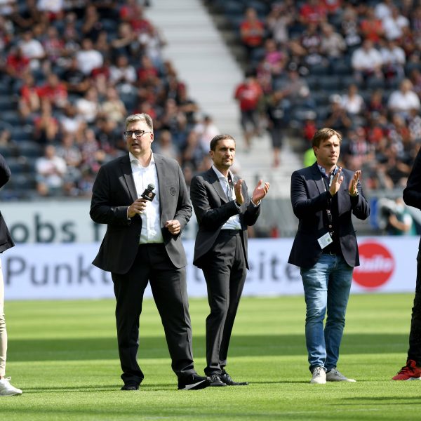  Philip Holzer (li.) mit dem AG-Vorstand und Vereinspräsident Peter Fischer. (Bild: IMAGO / Revierfoto)