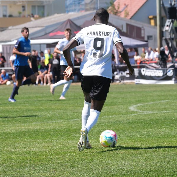  Randal Kolo Muani ließ es in seinem ersten Spiel für die SGE ordentlich krachen. (Foto: IMAGO / Hartenfelser)