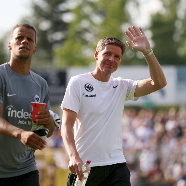  Timothy Chandler und Oliver Glasner beim Testspiel der SGE in Aschaffenburg. (Bild: IMAGO / Beautiful Sports)
