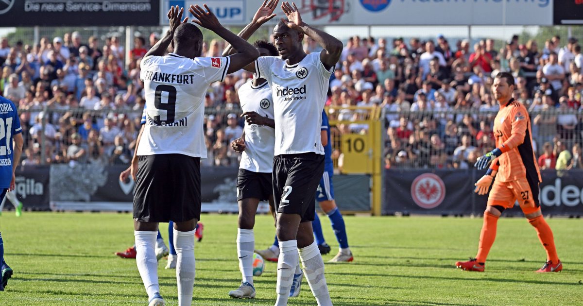 Französische Koproduktion: Randal Kolo Muani und Evan Ndicka bejubeln das Siegtor. (Foto: Imago images)