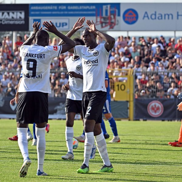  Französische Koproduktion: Randal Kolo Muani und Evan Ndicka bejubeln das Siegtor. (Foto: Imago images)