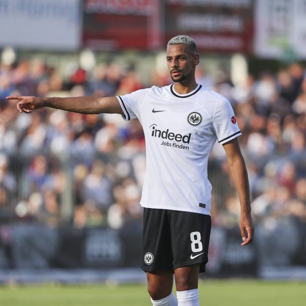  Neue Haarfarbe, alte Qualität. Djibril Sow kümmert sich mehr und mehr um das große Ganze (Bild: IMAGO images / HMB-Media)