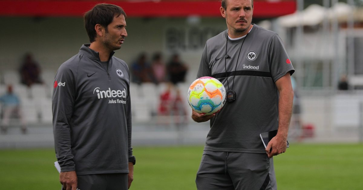  Bittere Niederlage für das SGE-Trainerteam Kristjan Glibo und Alex Meier. (Foto: IMAGO / Hartenfelser)