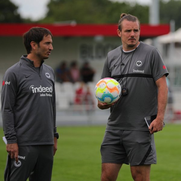 Bittere Niederlage für das SGE-Trainerteam Kristjan Glibo und Alex Meier. (Foto: IMAGO / Hartenfelser)