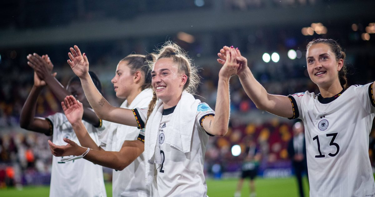  Sophia Kleinherne (2. v. re.) ist eine von acht Adlerträgerinnen, die im Viertelfinale zwischen Deutschland und Österreich aufeinander treffen. (Bild: IMAGO / Eibner)