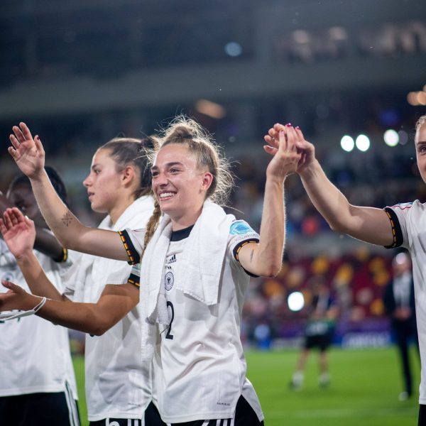  Sophia Kleinherne (2. v. re.) ist eine von acht Adlerträgerinnen, die im Viertelfinale zwischen Deutschland und Österreich aufeinander treffen. (Bild: IMAGO / Eibner)