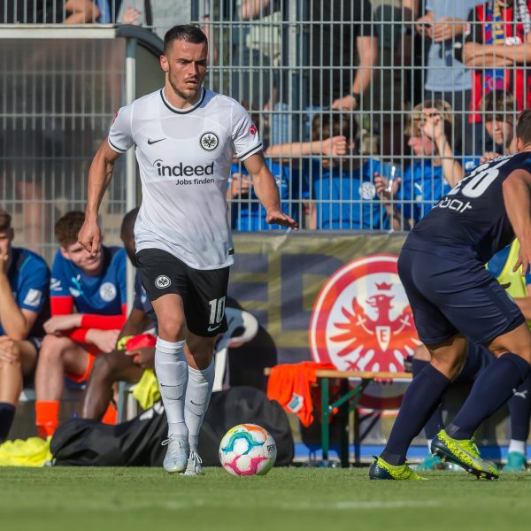  Eiskalt vor dem Tor: Filip Kostic beim Testspiel in Walldorf. (Bild: IMAGO / Langer)