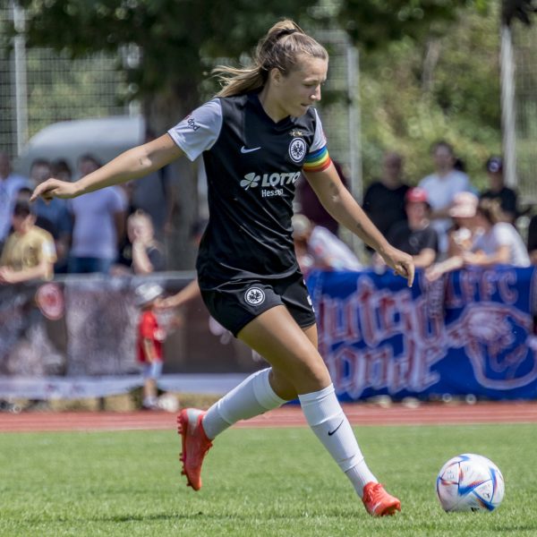  Tanja Pawollek verlängert ihren Vertrag bis 2025. Hier am vergangenen Samstag beim Testspiel gegen den FC Basel. (Bild: IMAGO / Beautiful Sports)