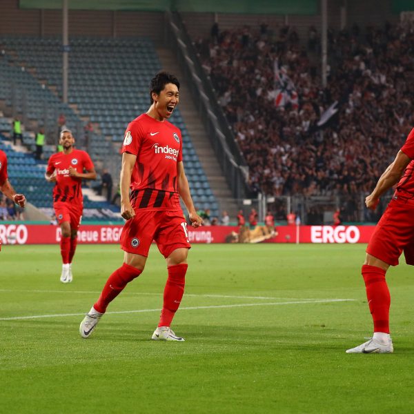  Vorlagengeber Filip Kostic (links) und Torschütze Daichi Kamada bejubeln das 1:0. (Foto: imago/Jan Huebner)