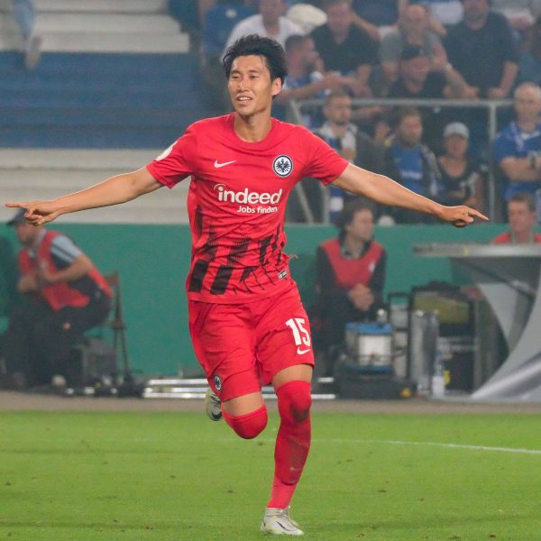  Versuch geglückt: Daichi Kamada zeigte auf der neuen Secherposition eine herausragende Performance (Bild: imago images / Eibner)