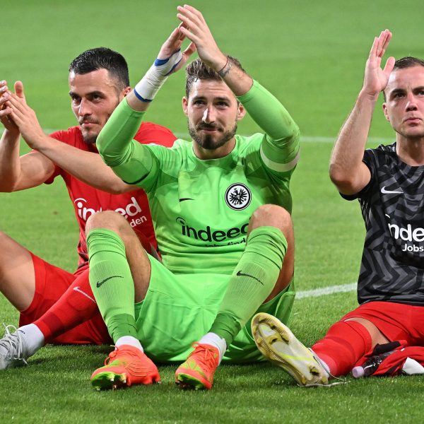  Filip Kostic, Kevin Trapp und Mario Götze feiern den gelungenen Auftakt. (Foto: imago/Jan Huebner)