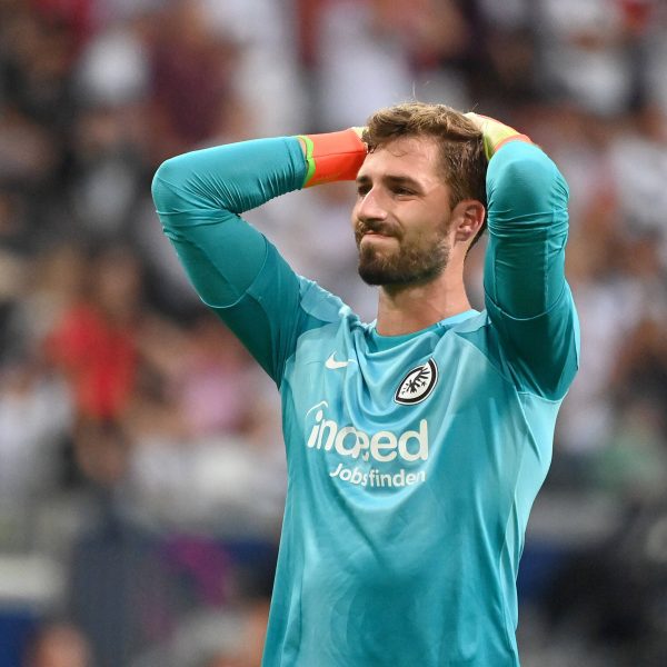  Kevin Trapp hatte sich den Saisonstart sicher auch anders vorgestellt. Mit sechs Gegentreffern auch für ihn ein rabenschwarzer Abend. (Bild: imago images / Sven Simon)