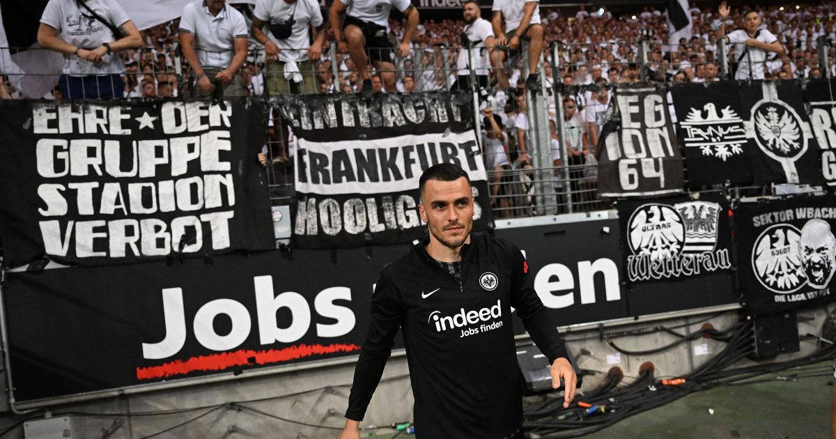  Filip Kostic in der Frankfurter Kurve. (Foto: imago/Jan Huebner)