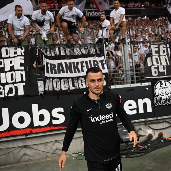  Filip Kostic in der Frankfurter Kurve. (Foto: imago/Jan Huebner)