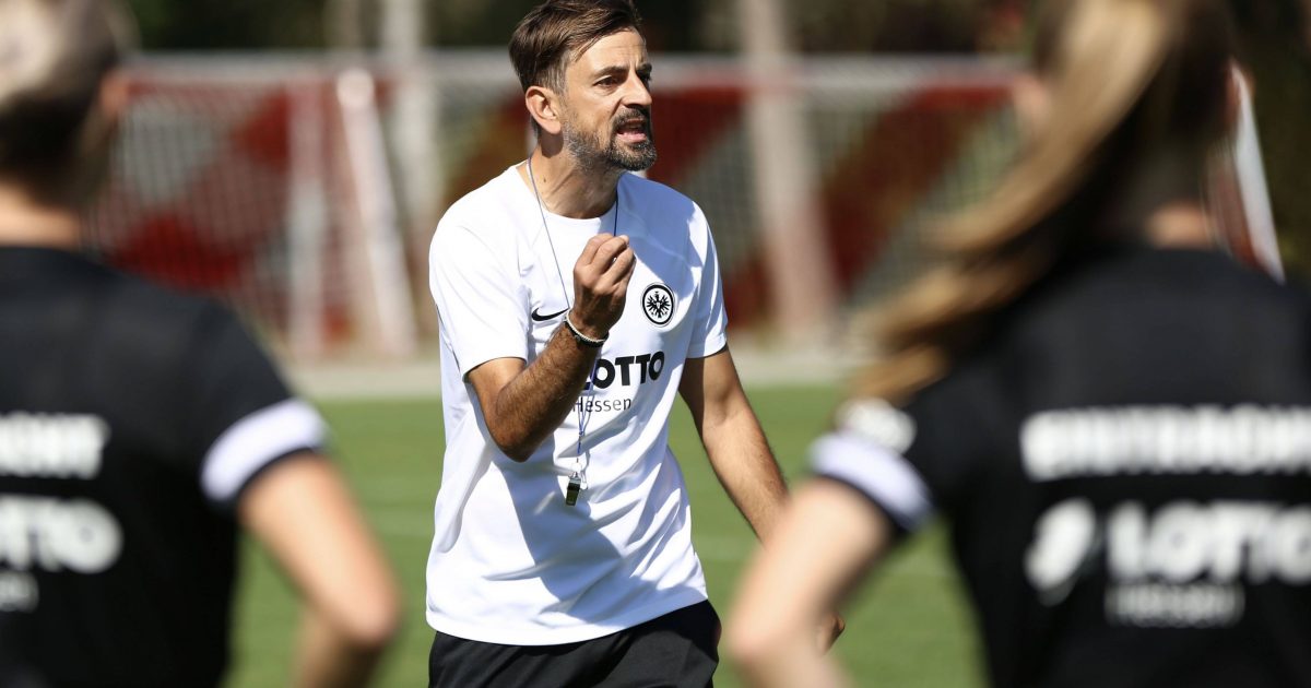  Emotional und fokussiert: Niko Arnautis bereitet seine Mannschaft auf das erste Pflichtspiel der Saison vor. (Bild: IMAGO / Hartenfelser)