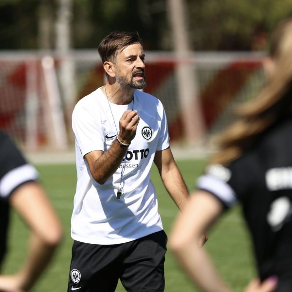  Emotional und fokussiert: Niko Arnautis bereitet seine Mannschaft auf das erste Pflichtspiel der Saison vor. (Bild: IMAGO / Hartenfelser)