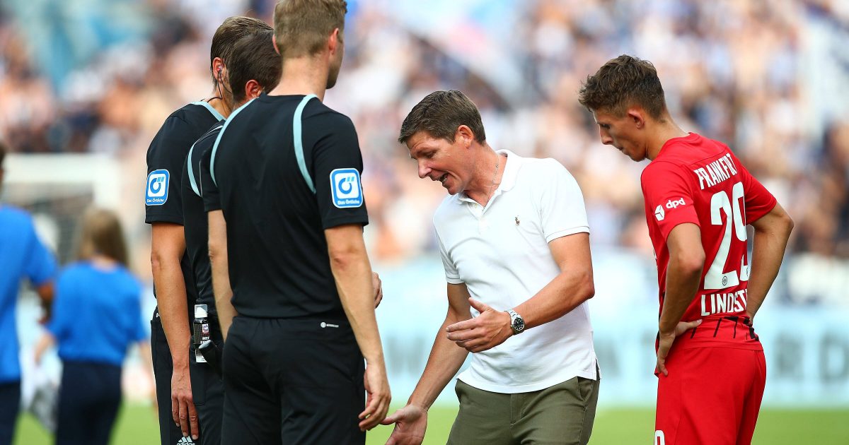  Oliver Glasner diskutiert nach Spielschluss mit dem Schiedsrichter über die Elfmeter-Entscheidung. (Bild: IMAGO / Jan Huebner)