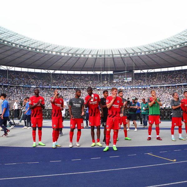  Die Eintracht muss sich gegen Hertha BSC Berlin mit einem Remis zufrieden geben. Die Defensive bereitet erneut große Sorgen und nach dem Abgang von Filip Kostic stellt sich mehr und mehr die Systemfrage. (Bild: imago images / Jan Huebner)