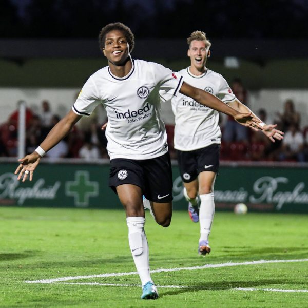  Divaio Bobson bejubelt seinen Treffer zum 3:0. (Bild: IMAGO / Jan Huebner)