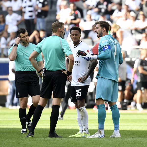 Kevin Trapp und Tuta diskutieren mit dem Schiedsrichter. (Bild: IMAGO / Treese)