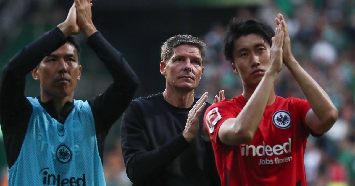  Eintracht-Trainer Oliver Glasner freut sich mit Daichi Kamada (re.) und Makoto Hasebe (li.) nach dem Spiel in Bremen über den Auswärtssieg. (Bild: IMAGO / Jan Huebner)