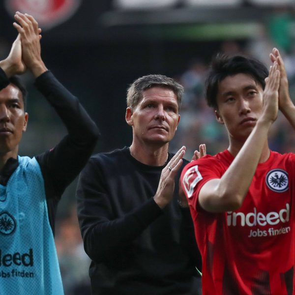  Oliver Glasner lobte die Vorstellung seiner Elf, Kevin Trapp setzte sich für einen Verbleib von Kamada ein. (Foto: imago/Jan Huebner)