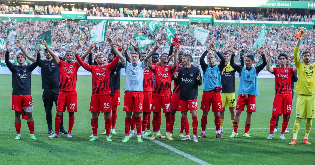  Die Serie von elf sieglosen Bundesligaspielen ist nun endlich durchbrochen und die Eintracht konnte endlich wieder einen Sieg feiern. Die Spieler feierten den Erfolg entsprechend ausgelassen mit ihren nach Bremen mitgereisten Fans. (Bild: imago images / osnapix)