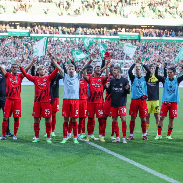  Die Serie von elf sieglosen Bundesligaspielen ist nun endlich durchbrochen und die Eintracht konnte endlich wieder einen Sieg feiern. Die Spieler feierten den Erfolg entsprechend ausgelassen mit ihren nach Bremen mitgereisten Fans. (Bild: imago images / osnapix)