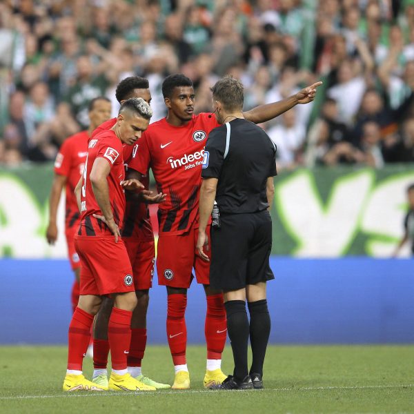  Es wurde - mal wieder - nach einem VAR-Einsatz heftig diskutiert. (Foto: IMAGO / Claus Bergmann)