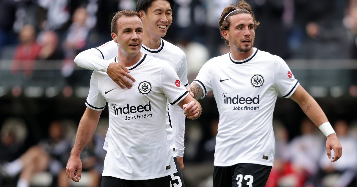 Hatten Grund zum Jubeln: Torschütze Mario Götze, Daichi Kamada und Luca Pellegrini. (Bild: Heiko Rhode)