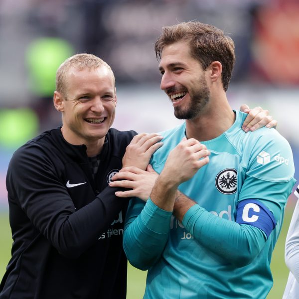  Große Freude nach dem Heimsieg gegen Union Berlin bei Kapitän Sebastian Rode und Keeper Kevin Trapp. Die Eintracht hat den Anschluss nach oben gehalten. (Bild: Heiko Rhode)