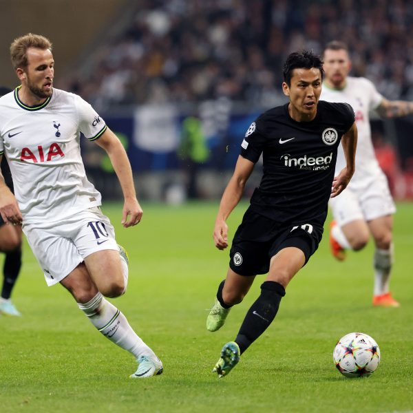  Makoto Hasebe im Duell mit Harry Kane. Der Japaner hat eine überragende Partie gegen den Weltstar aus England gespielt und war ein entscheidender Schlüssel zum Punktgewinn. (Bild: Heiko Rhode)