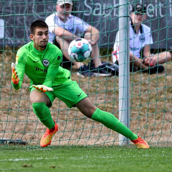  Hatte gegen Waldgirmes etwas Pech, war ansonsten aber ein sicherer Rückhalt: Matteo Bignetti. (Bild: IMAGO / Patrick Scheiber)