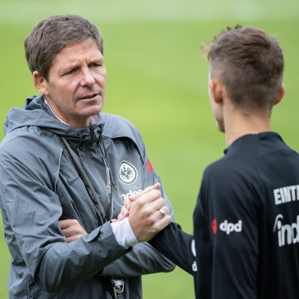  Oliver Glasner und Jesper Lindström beim Training der SGE. (Foto: IMAGO / Kessler-Sportfotografie)