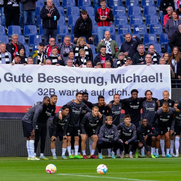  Genesungswünsche der Eintracht-Profis für den verletzten Fan Michael Brehl. (Foto: imago/Eibner)
