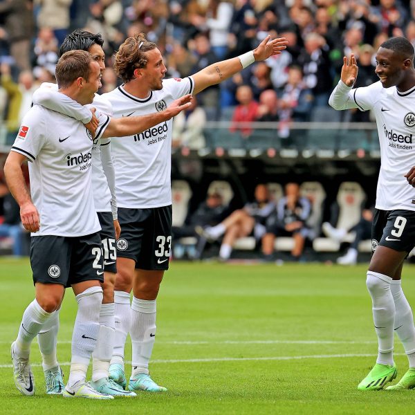  Die Adler bejubeln die verdiente Halbzeitführung. (Foto: imago/Fotostand)