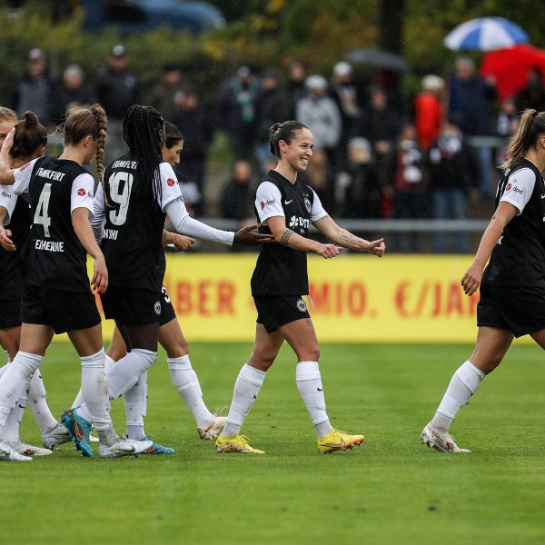  Géraldine Reuteler (zweite v. re.) lässt die SGE jubeln. (Bild: IMAGO / Jan Huebner)