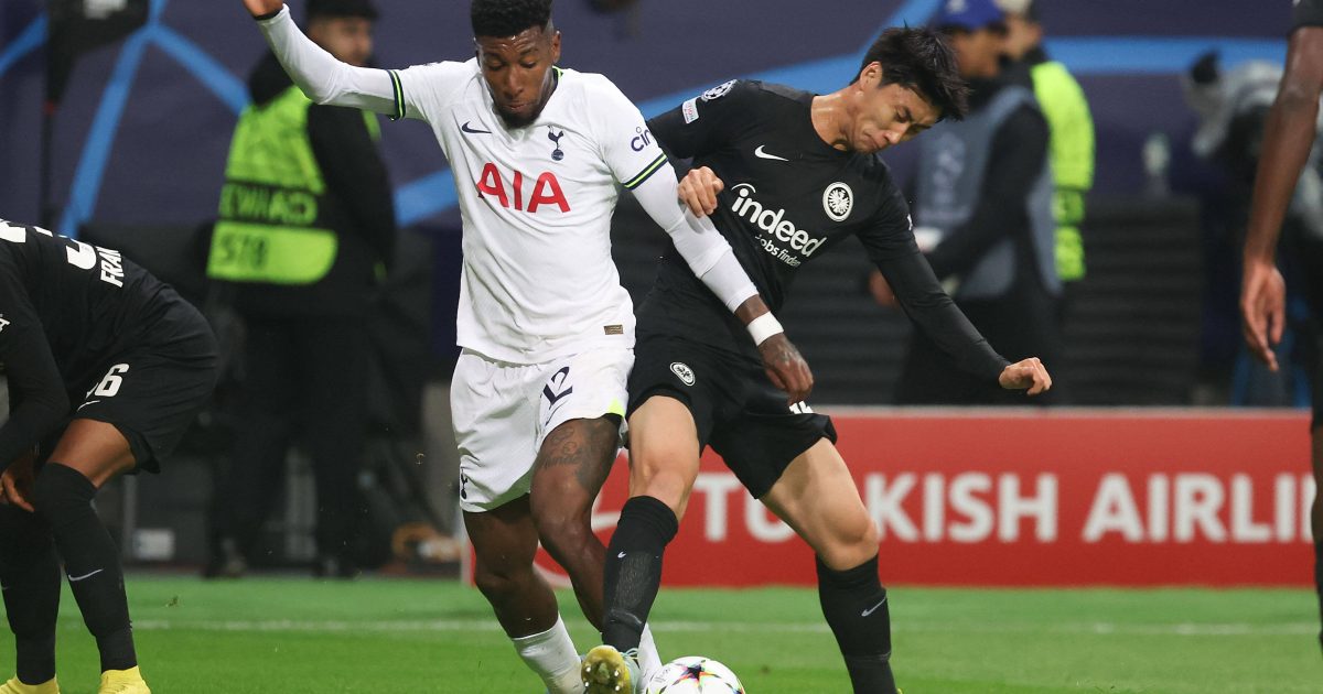  Daichi Kamada (schwarzes Trikot) im Zweikampf mit Emerson. (Bild: IMAGO / HMB-Media)