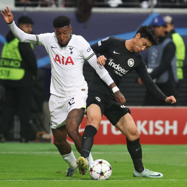  Daichi Kamada (schwarzes Trikot) im Zweikampf mit Emerson. (Bild: IMAGO / HMB-Media)