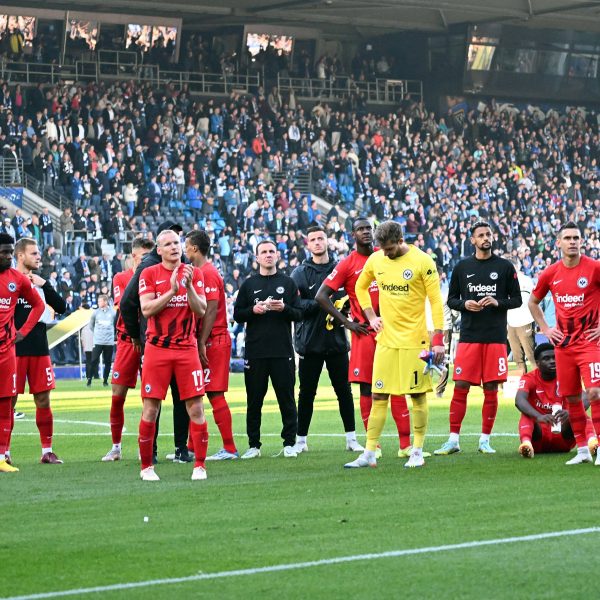  Hängende Köpfe nach Abpfiff bei der SGE. (Foto: IMAGO / Jan Huebner)