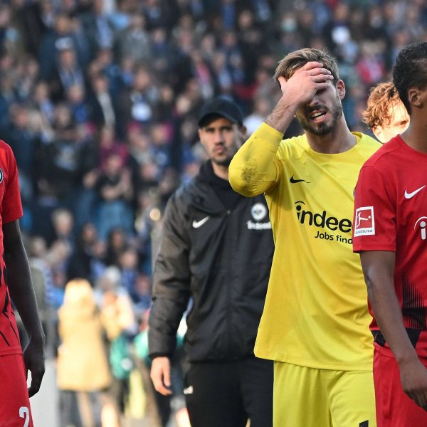  Der Frust war groß nach der Partie bei Evan N´Dicka, Kevin Trapp und Timothy Chandler. Die Eintracht hat in Bochum alles vermissen lassen, was sie sonst stark macht. (Bild: imago images / Jan Huebner)
