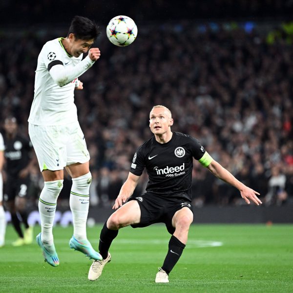  Sebastian Rode und die SGE blieb gegen die Offensive der Spurs um Heung-Min Son oft nur die Zuschauerrolle. (Foto: imago/Jan Huebner)