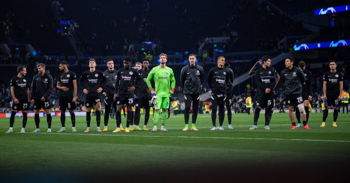  Enttäuschte Gesichter bei der Eintracht nach der 2:3 Niederlage gegen Tottenham Hotspur. Auch wenn es am Ende nicht für einen Punkt gereicht hat, haben die Hessen in den verbleibenden Spielen noch alle Möglichkeiten zum Weiterkommen. (Bild: imago images / Eibner)