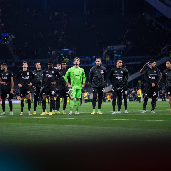  Enttäuschte Gesichter bei der Eintracht nach der 2:3 Niederlage gegen Tottenham Hotspur. Auch wenn es am Ende nicht für einen Punkt gereicht hat, haben die Hessen in den verbleibenden Spielen noch alle Möglichkeiten zum Weiterkommen. (Bild: imago images / Eibner)